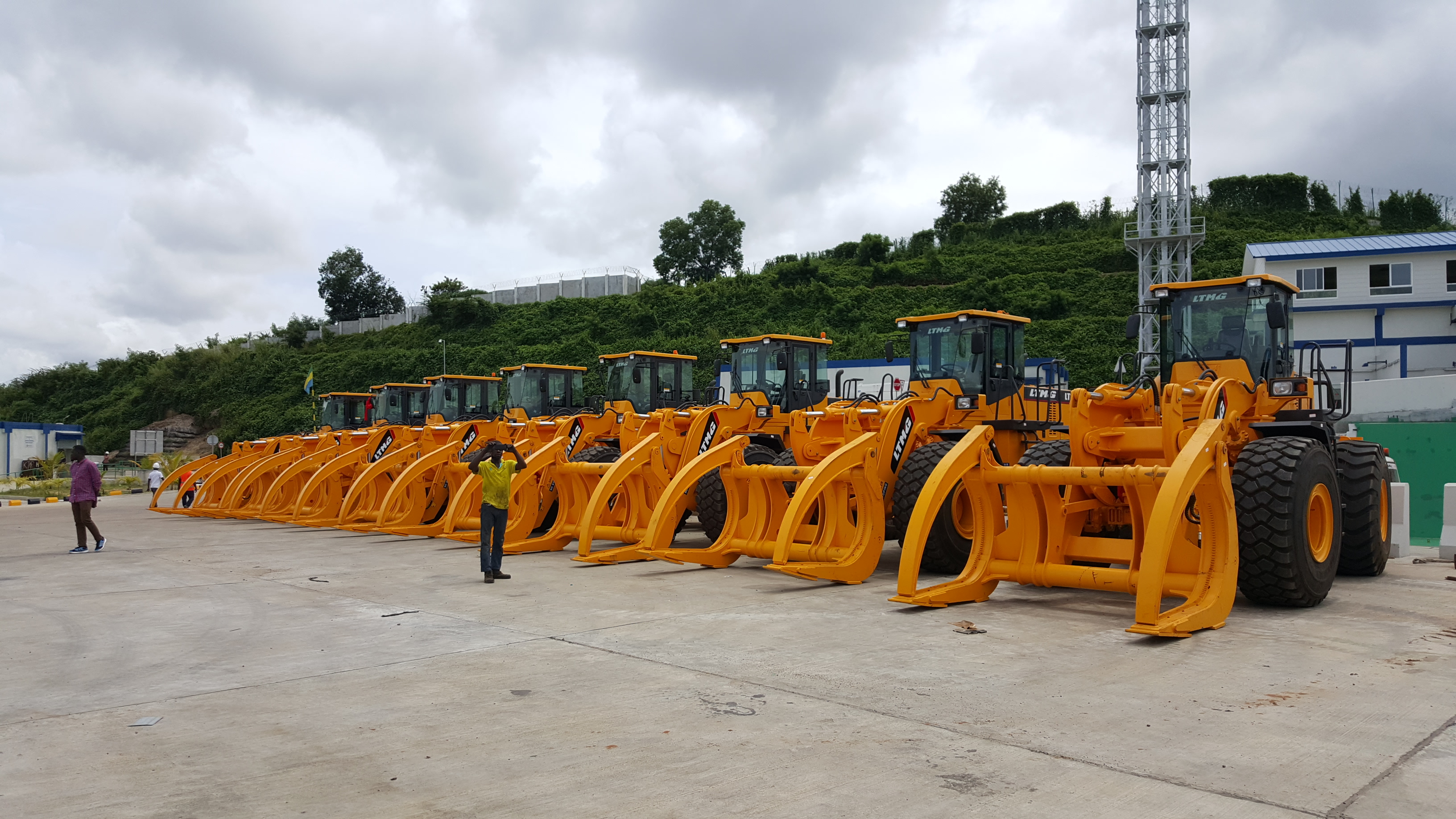 LTMG exported log loaders chargers to Africa in bulk again